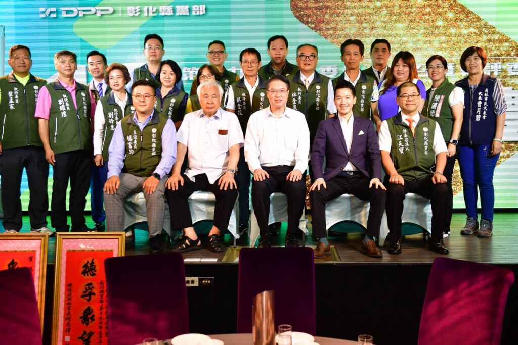▲民主進步黨彰化縣黨部舉辦第19屆主任委員、評召暨執評委宣誓就職典禮,縣黨部主委楊富鈞感謝黨員同志肯定其務實推動黨務工作,未來重中之重就是,全黨團結一致,2026贏回彰化。(民主進步黨彰化縣黨部提供)