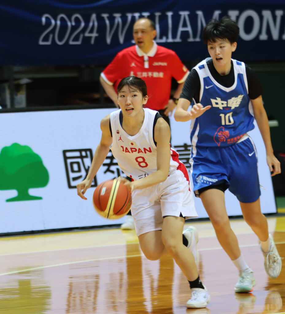 ▲日本隊21歲後衛宮城樂子才167公分,有12分4抄截,是總教練佐滕智信(後)極為重視的主力。(記者魏冠中攝)