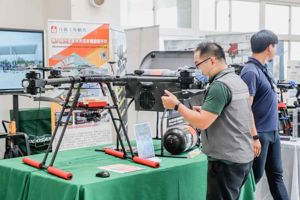 ▲「2024無人機日-亞洲無人機AI創新應用博覽會」推出無人機未來展、應用SHOW、論壇、親子市集、童樂會、闖關活動及消暑冰品打卡送,讓民眾近距離體驗臺灣無人機技術。(嘉義縣政府提供)