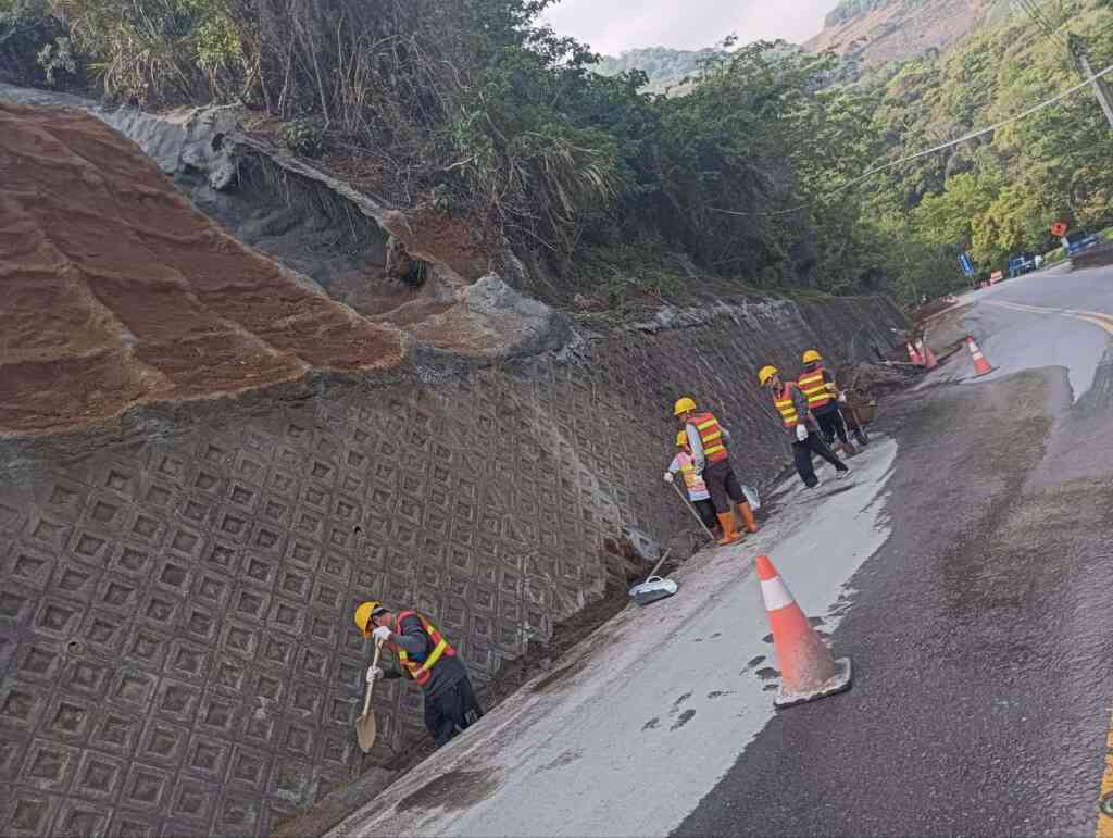 ▲職訓學員第一時間前進坍方路段進行搶修。(中彰投分署提供)