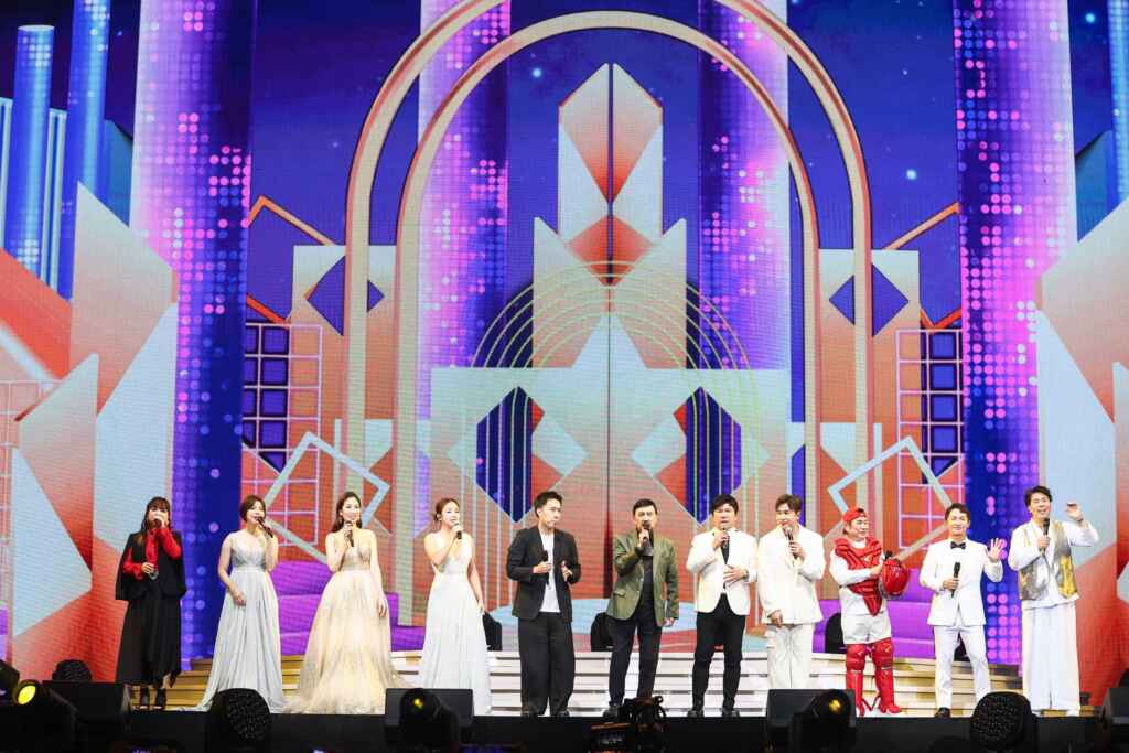 ▲2024藍寶石大歌廳首場演出圓滿結束,主持人胡瓜率今晚演出所有藝人合唱快樂的出航,並感謝歌迷到場觀賞演出。(高雄流行音樂中心提供)