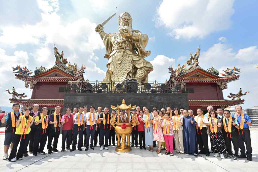 ▲高一百六十二台尺重達六十公噸的銅鑄趙天君神像，手持金鐧足踏神虎，威風凜凜，成為遠近馳名的新地標。（記者張玉泰攝）