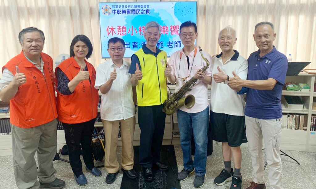 ▲中彰榮家主任呂德義表示,端節過後,正是炎炎夏日的開始,住民長輩心情容易浮躁,音樂也是一帖淨化安撫人心的良藥,透過音樂的傳遞,帶給長輩心情的沉澱與安靜。(中彰榮譽國民之家提供)