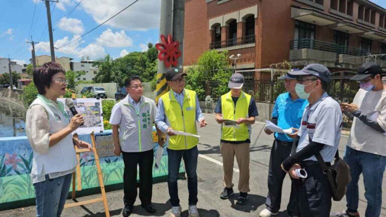 ▲為提升八堡二圳永靖東岸的水質，並創造一個適合民眾活動休閒的自然水岸場域，立法委員陳素月邀集經濟部水利署第四河川分署李友平分署長、彰化縣政府水資處陳武郎技正、陳冠宇技士、永靖鄉長魏碩衛等人員現勘「八堡二圳永靖東岸水環境改善先期計畫」。（永靖鄉公所提供）