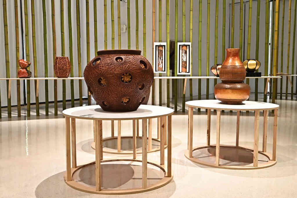 ▲【竹跡+】特展中展現臺灣竹產業所奠基的豐厚文化基礎、不斷創新突破的能量,以更多元的色彩與維度呈現臺灣竹藝的再次演化。(記者張玉泰攝)