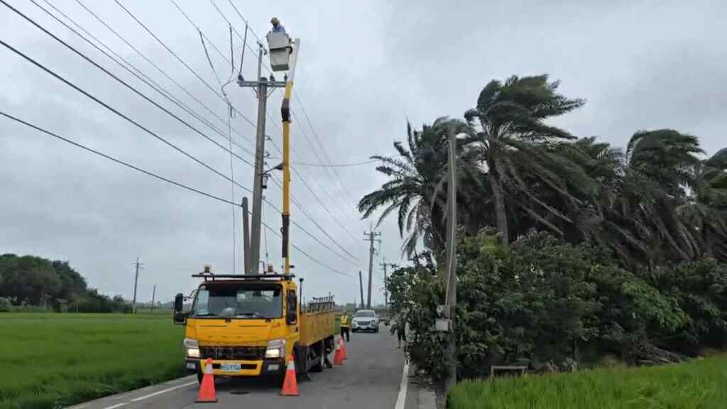 ▲山陀兒颱風致彰化近萬戶停電，台電彰化區處今天動員256名搶修人員，進行全力復電工作，尚有343戶仍在停電中，台電預計在今晚完成全面復電。（記者林明佑翻攝）