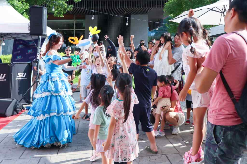 由氣球天使進行趣味折氣球互動揭開活動序幕，現場小朋友們興奮不已，笑聲與歡呼聲此起彼落。