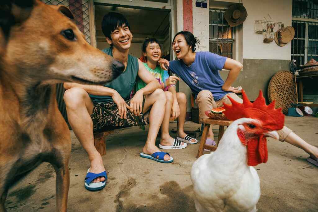 ▲《莎莉》電影由劉品言（右）、湯詠絮（中）、林柏宏（左）、李英宏主演。（伯樂影業提供）