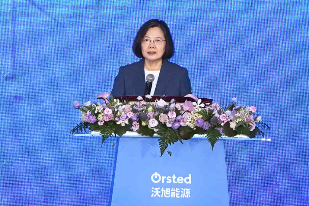 ▲蔡英文總統致詞表示,今天在這裡,她回想起8年前到苗栗海洋風場視察豎立在海上的兩座示範風機;不久之後,沃旭能源來到臺灣並參與投資海洋風場。(記者張玉泰攝)