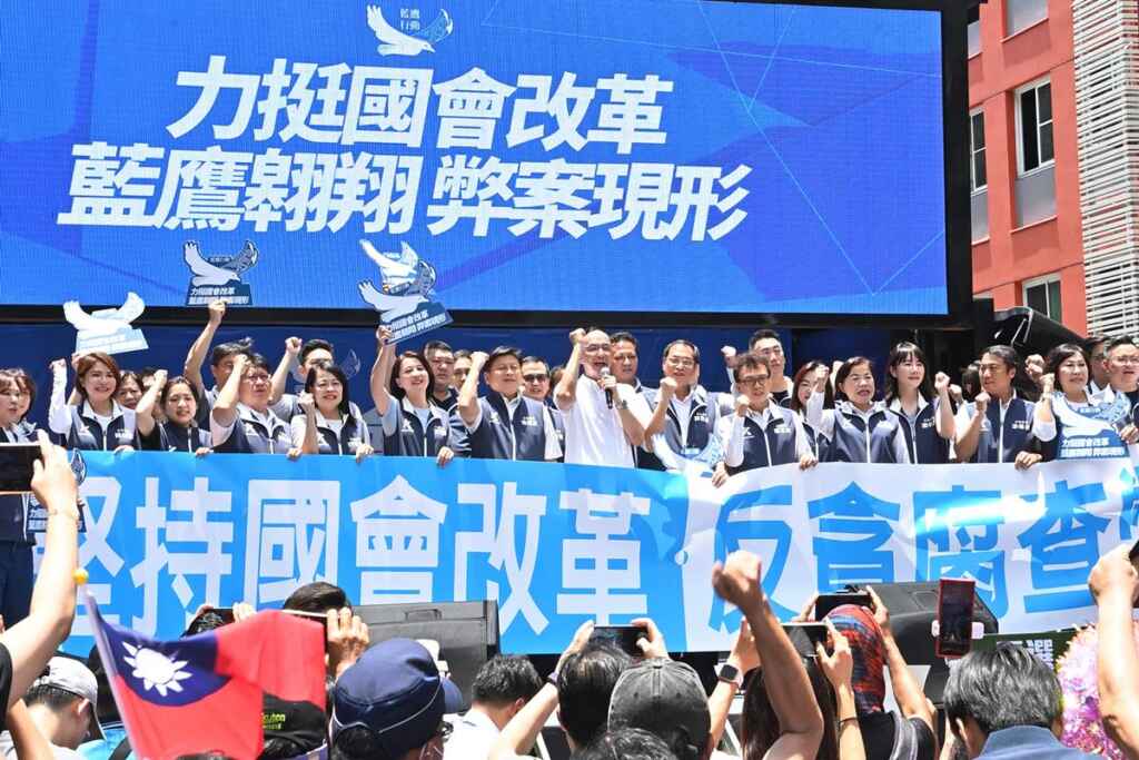 ▲國民黨主席朱立倫也率領藍委赴藍鷹場鞠躬向現場民眾致謝。(記者張玉泰攝)