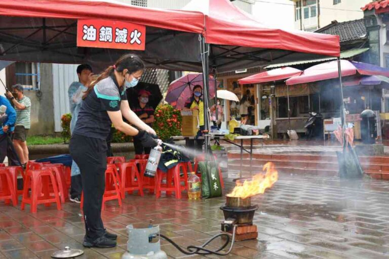 ▲彰化縣消防局今天在鹿港鎮公會堂前廣場及文開國小活動中心，舉辦義消防火宣導隊進階教育訓練，此次活動共有377人次參與。（彰化縣消防局提供）