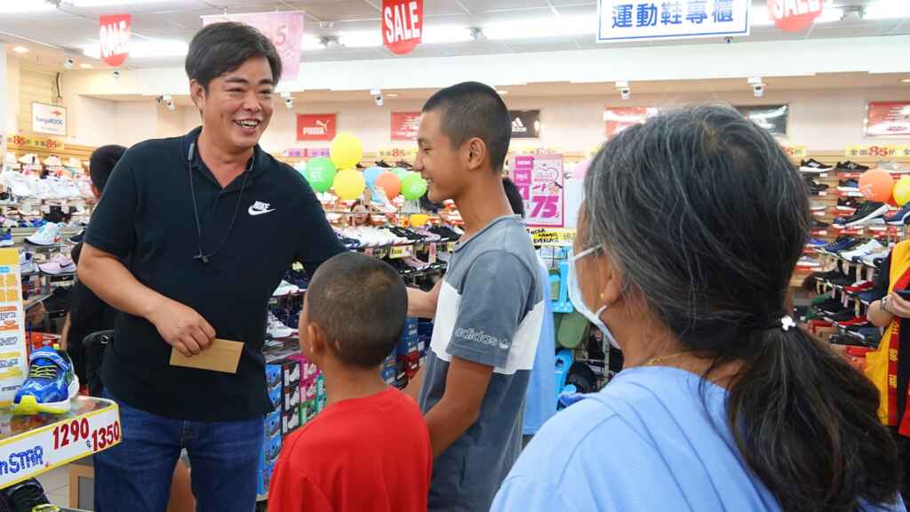 ▲小俞叔叔鼓勵家扶孩子勇敢面對所有挑戰,在運動場上發揮更好實力。(記者林明佑攝)
