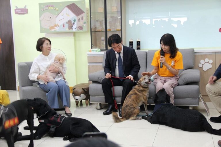 ▲賴總統拋磚引玉，認養一隻因捕獸夾截肢的流浪犬「斑斑」。（屏東縣政府提供）