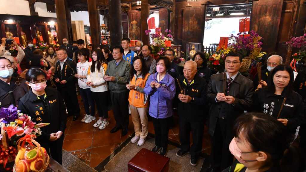 ▲彰化縣長王惠美及彰化縣龍舟委員會主委凃淑媚議員、龍山寺主委施輝雄等人在鹿港龍山寺進行龍王尊神擲筊儀式。 (記者林明佑翻攝)