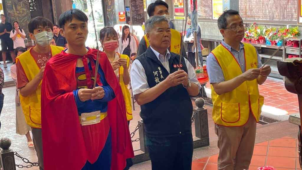 ▲果農陳映從屏東枋山帶來自家果園採摘的愛文芒果來到台中樂成宮,祈求旱溪媽祖加持保佑,與創世台中院院長陳韋龍及樂成宮董事長何敏誠一起點上祈福燈籤。(創世基金會台中院提供)