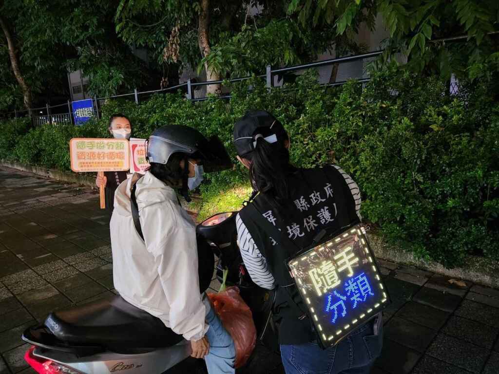 ▲民眾詢問垃圾分類事項。(屏東縣政府提供)