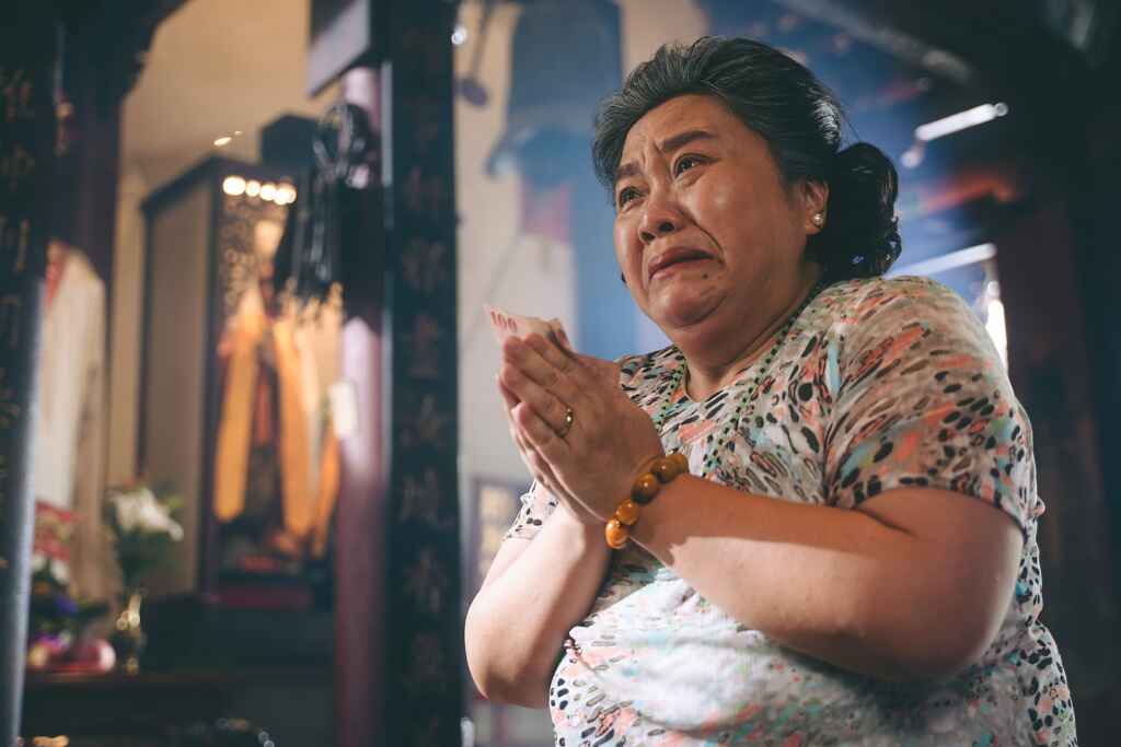 ▲鍾欣凌劇中即便知道生死有命、自己也年事已高,仍因母性本能落下心疼眼淚。(公視提供)