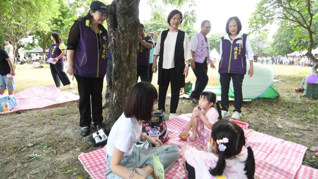 ▲親子家庭相揪組隊悠閒野餐。（記者林明佑翻攝）