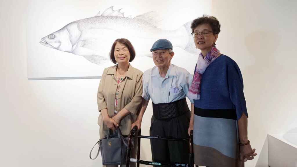 ▲展覽由現任「竹南蛇窯」藝術總監鄧淑慧擔任策展人,她將劉館長的收藏品按照不同地域分成十大類,每一類型都展現了不同區域的獨特風貌與文化特色。(記者林明佑攝)
