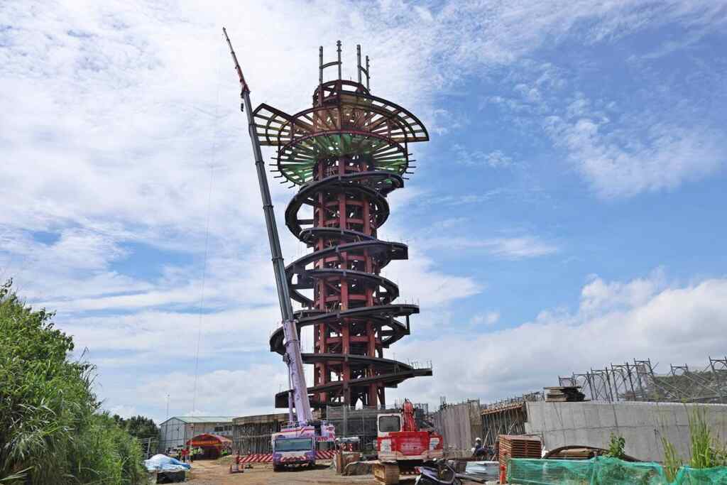 ▲名間鄉松柏嶺高空觀景平台「松嶺之星」上樑 許淑華祈祝工程平安順利如期完工。（記者張玉泰翻攝）