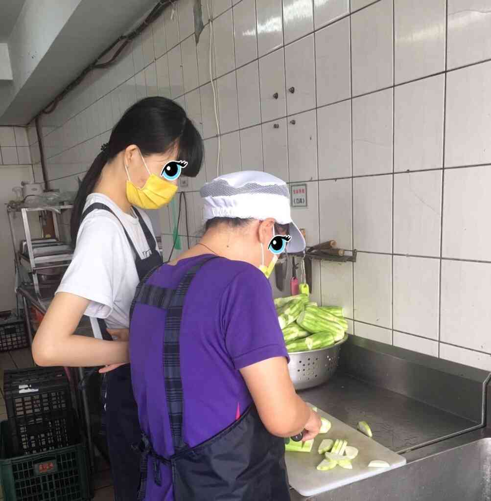 ▲主廚阿姨教小佩如何切絲瓜。(中彰投分署提供)