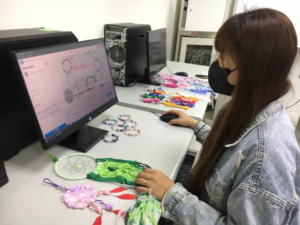▲小米開心分享臉書經營近況。(中彰投分署提供)