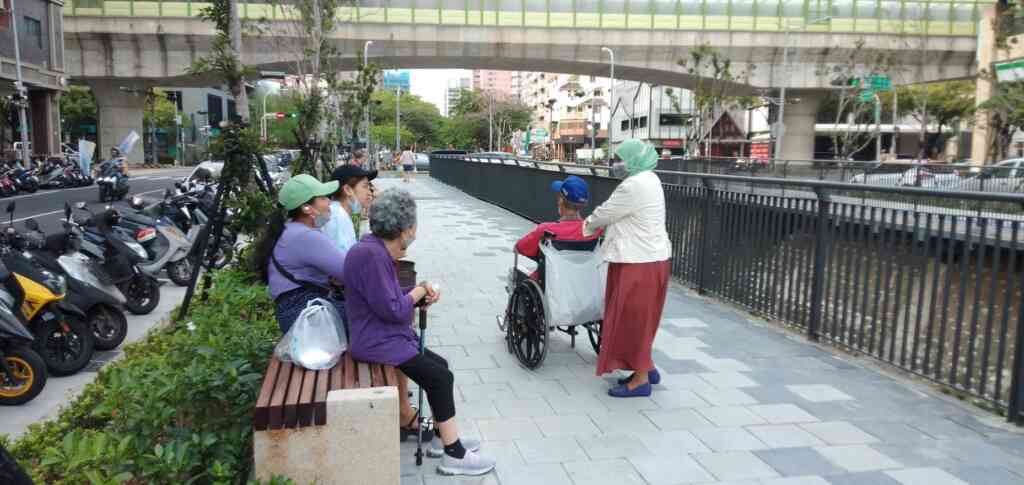 ▲ 這次工程人行空間採用懸臂工法,向河道中央延伸1公尺建置人車分道與無障礙空間。(記者廖妙茜翻攝)