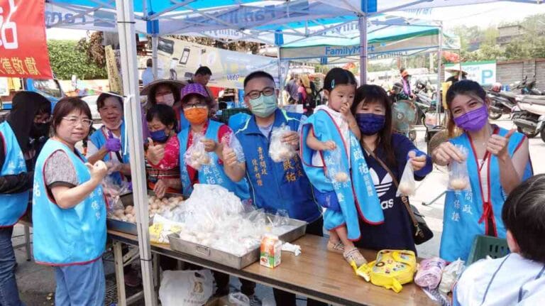 ▲三月瘋媽祖，大甲鎮瀾宮媽祖遶境進香回鑾12日行經彰化花壇鄉，花壇鄉民代表翁啟祐集結各界善心人士及地方產業，在全家便利商店花壇白沙坑店前搭設香客點心站，幫香客補充體力。（記者林明佑攝）