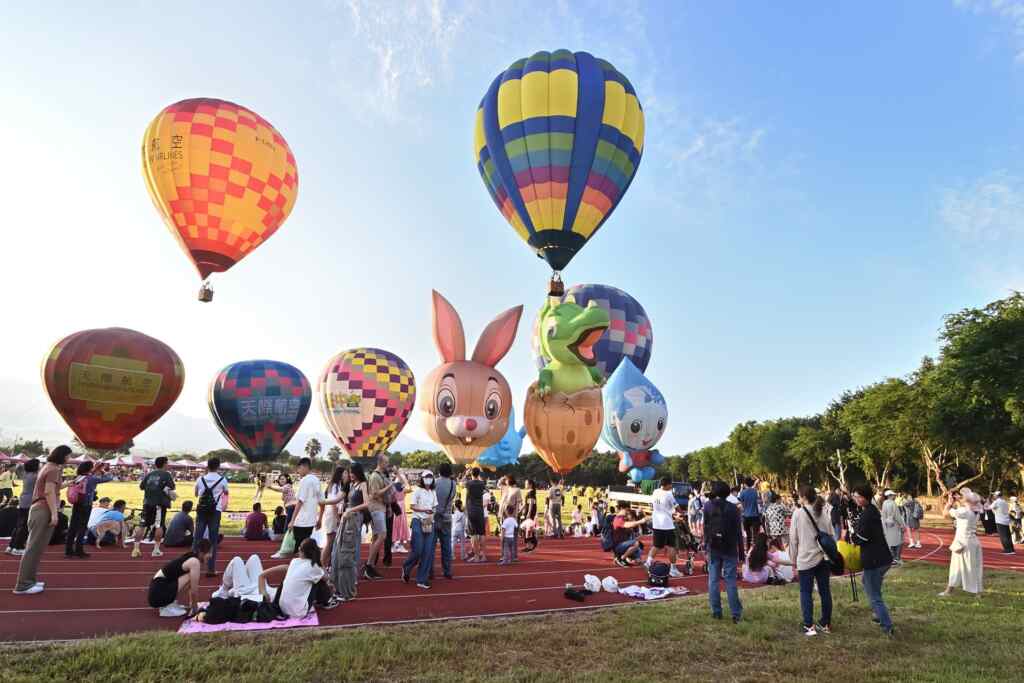 ▲第四屆台中石岡熱氣球嘉年華今天起至8月25日連三天在石岡區土牛運動公園登場，將帶來6場熱氣球繫留升空體驗，還有精彩音樂響宴、8分鐘華麗煙火及光雕閉幕噴火秀等系列活動。（記者張玉泰攝）