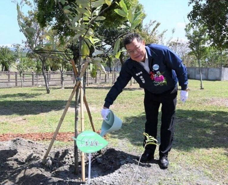 ▲台水董事長李嘉榮，給新栽的樹苗澆水。（水公司提供）