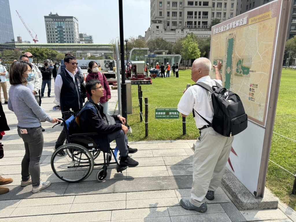 ▲ 學園透過現地學習及經驗交流分享下獲取無障礙建置的觀念及知識。(台中市政府提供)
