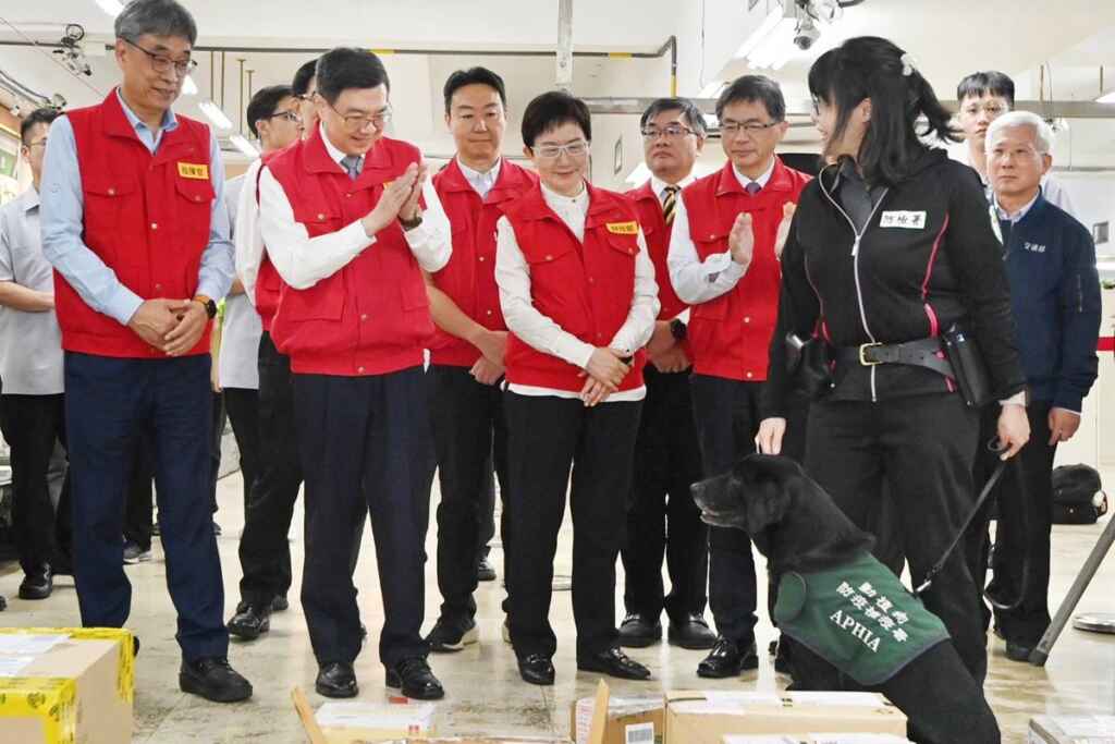 ▲行政院長卓榮泰提醒,本週就是端午連假,國際郵包數量預期將大幅增加,請所有同仁務必持續加強邊境防疫管制措施,絕不放過任何一件違規輸入動物產品的郵包,以阻絕非洲豬瘟於境外。(新傳處提供)