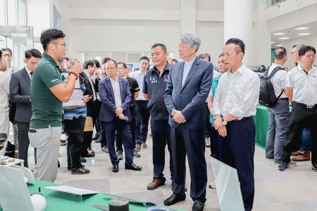 ▲經濟部長郭智輝、嘉義縣長翁章梁及業者在嘉義縣亞洲無人機AI創新研發中心主持「2024無人機日-亞洲無人機AI創新應用博覽會」開幕典禮,並宣布成立「臺灣無人機供應鏈大聯盟」。(嘉義縣政府提供)