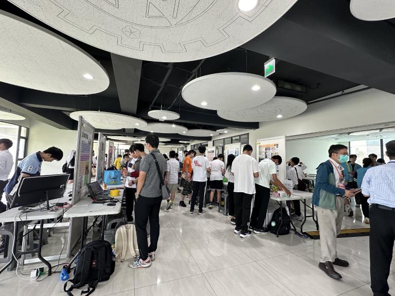 ▲第二屆《仰望盃全國科學HomeRun實作大賽》4日在彰化師範大學進行決賽,36隊好手發揮創意及團隊精神,競爭由仰望教育基金會贊助的高額獎金。(記者林明佑翻攝)