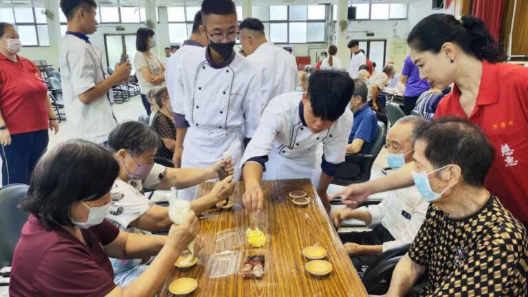 ▲為推動「青銀共融」服務學習活動，達德商工餐飲科30餘位同學，近日在林譽軒老師帶領下到彰化榮家與長輩互動。（彰化榮譽國民之家提供）