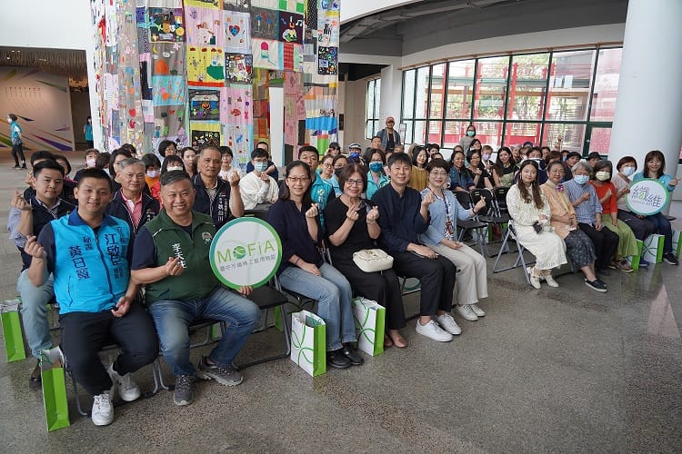 ▲台中市文化局長陳佳君及眾多貴賓與藝術家參與開幕式。(記者張學宜翻攝)