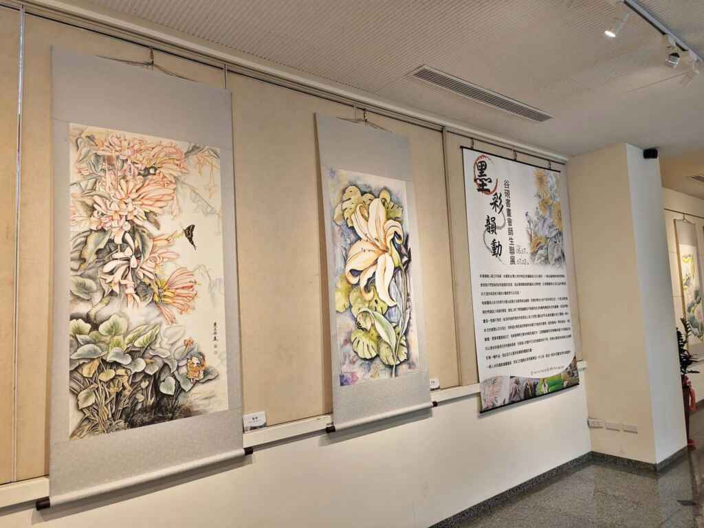 ▲藝術家黃立丹帶領書畫會的十個學員,以永靖、田尾聞名的苗木、花卉為題,在成美藝廊進行聯展。(成美藝廊提供)