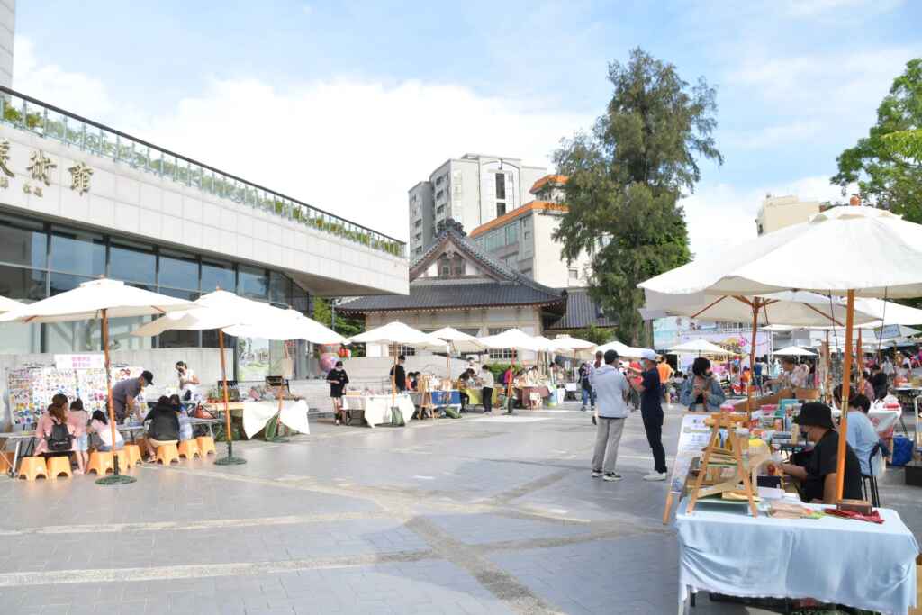 ▲卦山3號主題市集「青春市集」搭配街頭藝人帶來充滿青春氣息的歌唱表演帶動現場氣氛,帶給民眾豐富難忘的體驗。(彰化縣文化局提供)