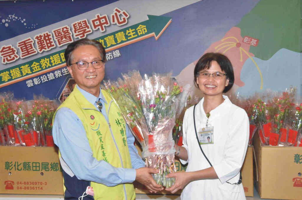 ▲林世賢市長(圖左)贈送康乃馨,彰基護理部主任李雅文(圖右)代表護理師接受。(彰基醫院提供)