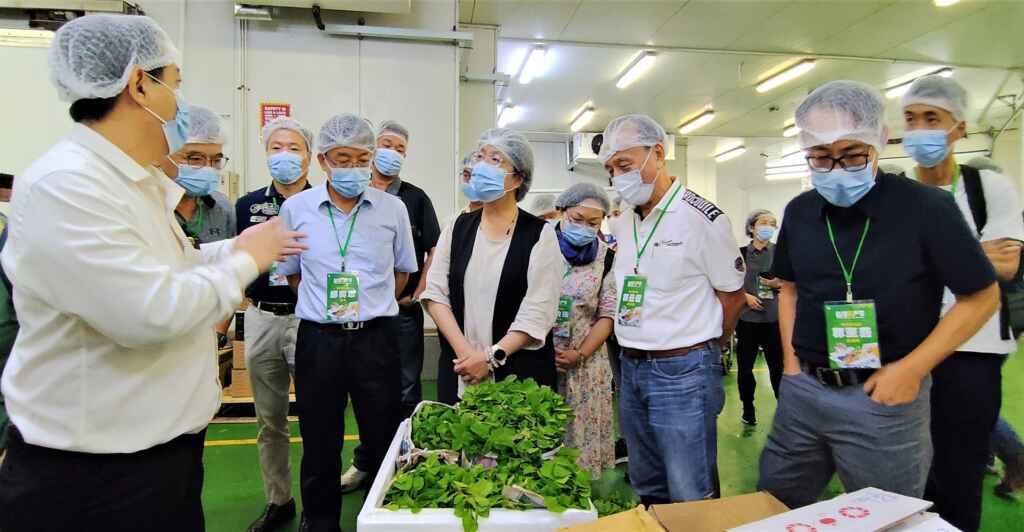 ▲彰化縣長王惠美率團與各農會前往新加坡,首日即馬不停蹄帶隊參訪萬春商行。(彰化縣政府提供)