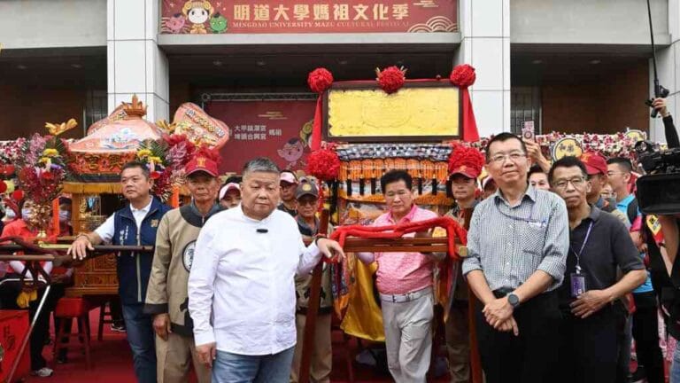 ▲大甲媽祖遶境回鑾今早進入明道大學校園，由林博文代理校長率領一級主管於校門恭迎媽祖聖駕，在鼓獅團及鳳陽花鼓團的陪同下，由顏清標董事長與林博文代理校長共同抬轎迎接媽祖進駐校園。（記者張玉泰攝）