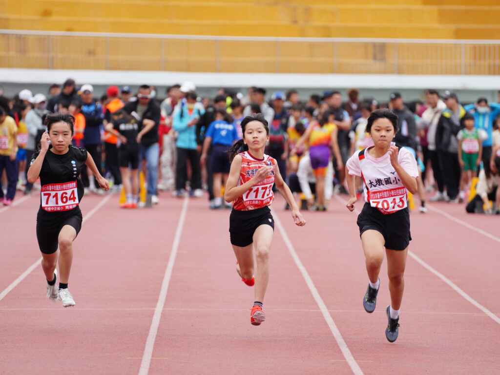 ▲ 小選手們齊聚田徑場切磋競技。(台中市政府提供)