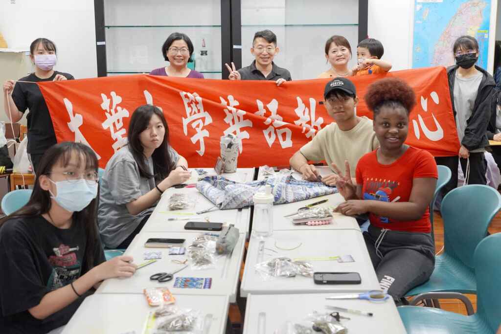 ▲大葉大學華語教學中心透過祈福香包體驗,帶領境外生認識端午節。(大葉大學提供)