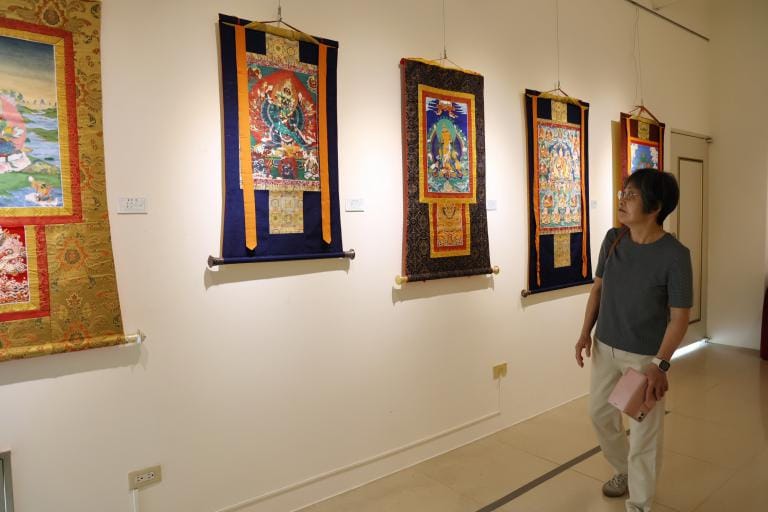 ▲台川藝術暨四川藏族文化交流展,在中興新村虎山藝術館展出。(圖/南投縣政府提供)