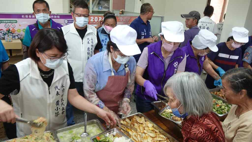 ▲四芳社區照顧關懷據點提供共餐。 （記者林明佑攝）