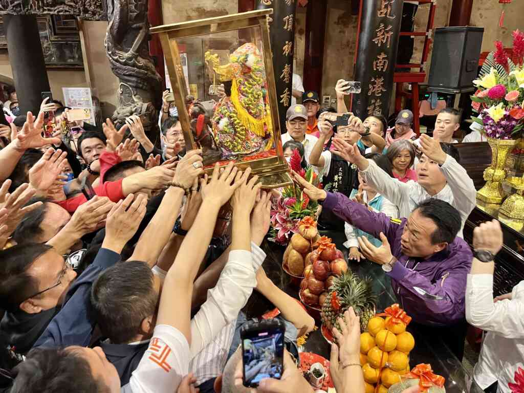 ▲大甲媽祖早上經過隆重莊嚴的祝壽大典，午夜就要從新港回駕。（嘉義縣政府提供）