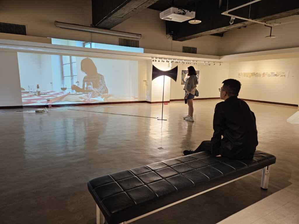 ▲新銳藝術盛宴「藝術新聲」推薦展,匯集全臺11所藝術院校的藝術新聲大展19日於大墩文化中心登場。(記者張學宜翻攝)