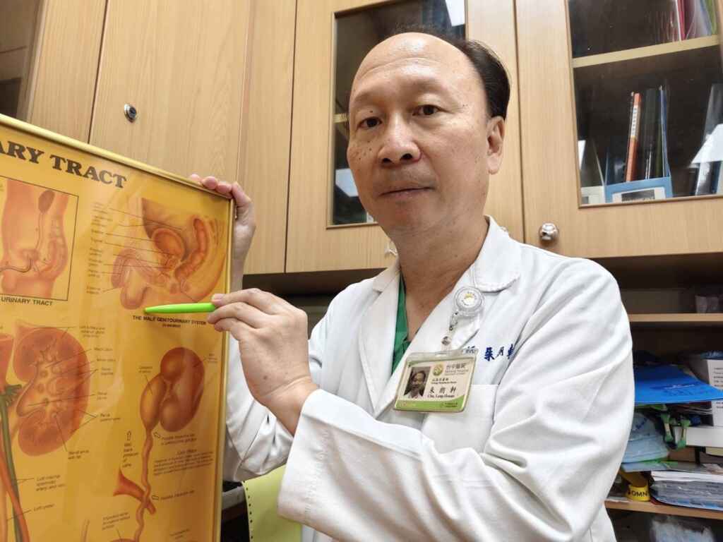 ▲台中醫院泌尿科主任朱朗軒提醒,如發現尿道炎、尿道出現不明分泌物、排尿時疼痛、生殖器上出現不明潰瘍、或身體皮膚出現肉瘤等症狀,建議找專科醫師抽血檢查釐清。(台中醫院提供)