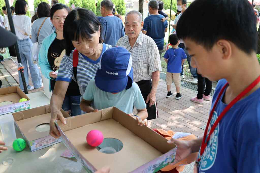 ▲員林市祖父母節慶祝活動，許多扶老攜幼的三代同堂組合一同參與，現場人次約500位相當熱鬧。（記者林明佑翻攝）