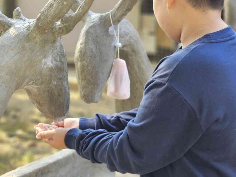 ▲衛生局籲大人小孩勤洗手，落實「濕、搓、沖、捧、擦」，避免疫情擴散。（記者張學宜攝）